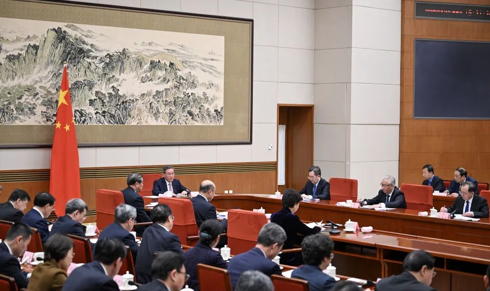 <font color='#333333'>李强主持召开国务院第三次全体会议 讨论《政府工作报告》稿 对做好开年工作</font>